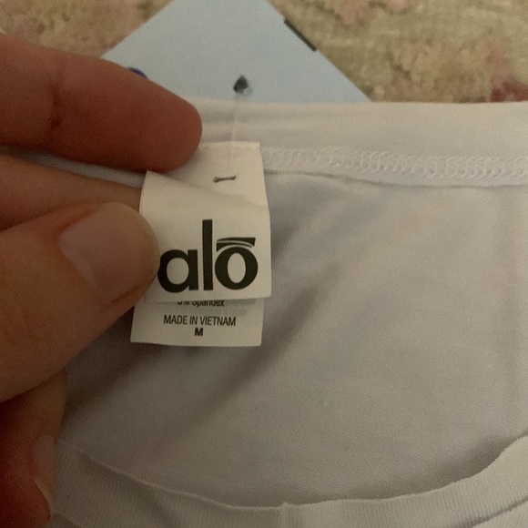 Alo yoga short sleeve nwot - Picture 4 of 6